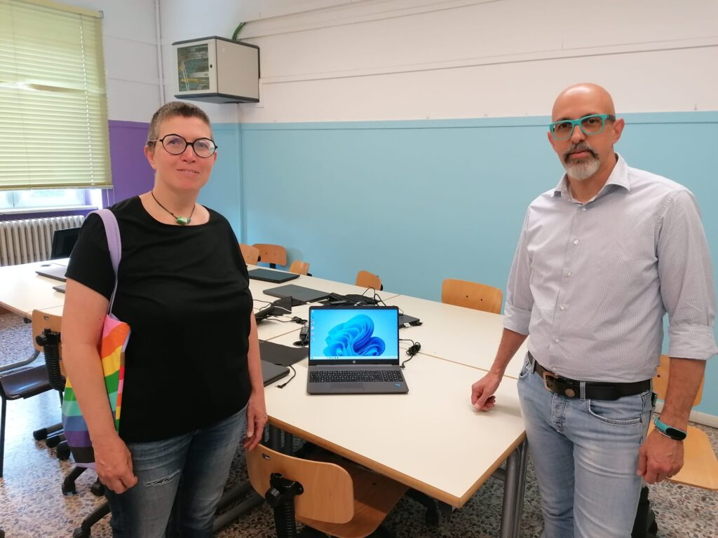 La sig.ra Michela Cattaneo e il sig. Carlo Dimilito, dell'Associazione Genitori TAG, in visita al laboratorio di informatica della scuola primaria, rinnovato con i computer acquistati grazie al contributo donato dall'associazione.